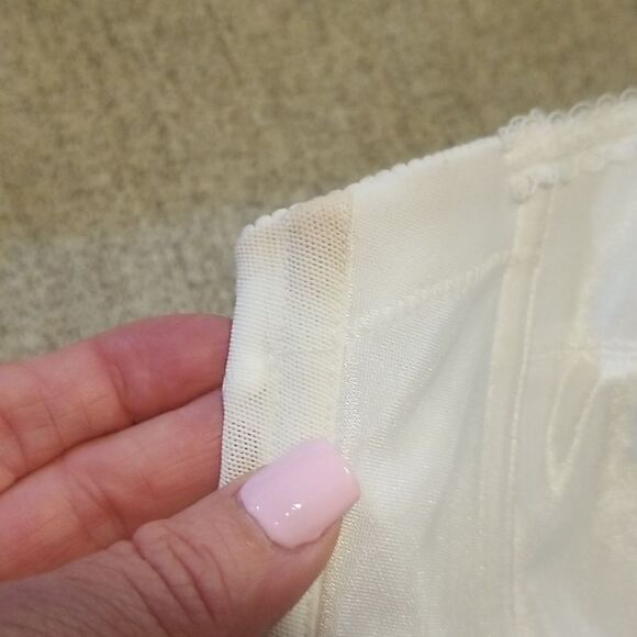 Vintage white bustier corset topBrand: Dominique Size: 40C - Picture 3 of 10